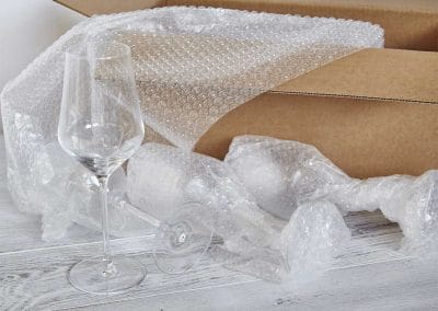 Emballage de verres à pied avec du papier bulle. Emballage d'objet fragile. Société de déménagement en Île-de-France